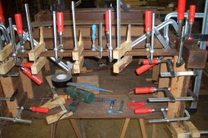 meubel uit elkaar gehaald en in de lijm klemmen gezet